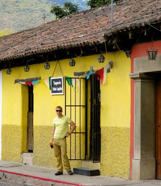 This guy not only got an appartment in Guatemala, he got clothes to match it. 